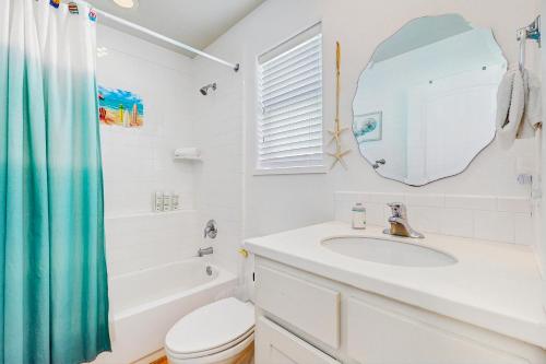 Mustang BeachにあるThe Crystal Troutの洗面台、トイレ、鏡のあるバスルーム