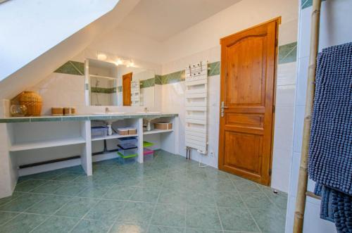 Un baño con lavabo y puerta de madera. en Le charles augustin, en Lusigny-sur-Barse