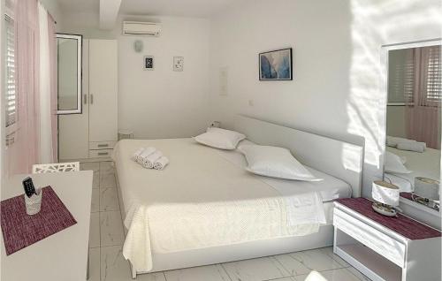 Gorgeous Apartment In Podgora With House Sea View