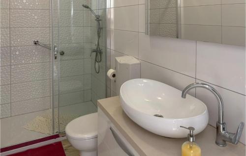 Gorgeous Apartment In Podgora With House Sea View