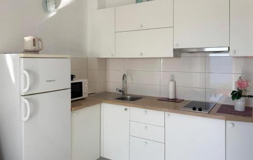 Gorgeous Apartment In Podgora With Wifi