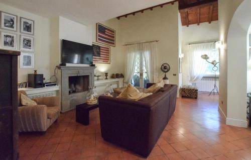 a living room with a couch and a fireplace at Cozy Home In Tarquinia in Porto Clementino