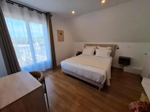 Giường trong phòng chung tại Maison spacieuse à Montebourg avec jardin