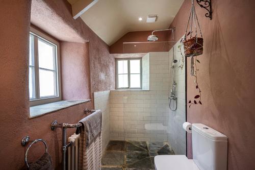 Vannituba majutusasutuses Manor Cottage at Cusgarne Manor adults only