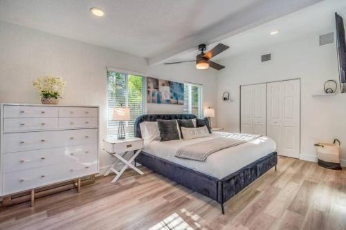 A bed or beds in a room at Fox Private Resort-heated Pool, Spa-downtown&beach