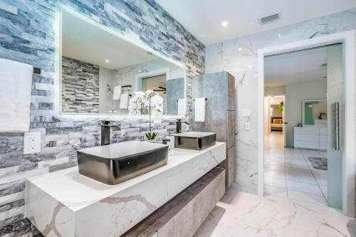 A bathroom at Fox Private Resort-heated Pool, Spa-downtown&beach