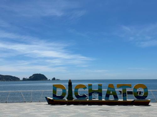 a sign for a beach with the ocean in the background at Lindo y cómodo departamento en Dichato in Dichato
