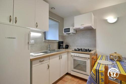 A kitchen or kitchenette at Hoëdic