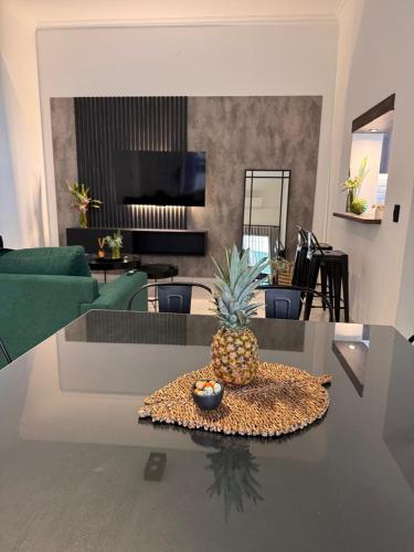 een ananas zittend op een tafel in een woonkamer bij Calma 1939 in Villa Carlos Paz