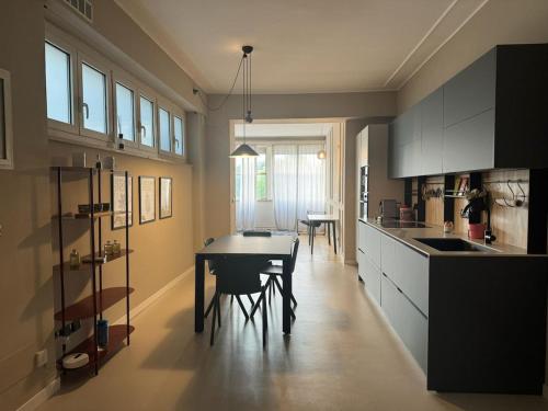 a kitchen with a table and a dining room at Casa26 - openspace in centro a Torino - in Turin