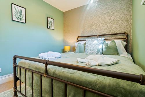 Un dormitorio con una cama con dos toallas encima. en The Tudor Escape Stylish City Centre 3 Bed, en Canterbury