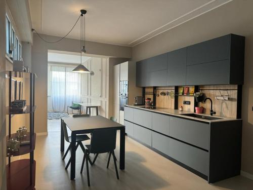 a kitchen with a table and a dining room at Casa26 - openspace in centro a Torino - in Turin