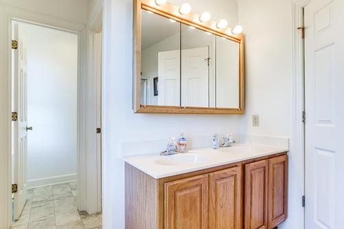 Koupelna v ubytování Eastern Shore Group Getaway! Riverfront Home