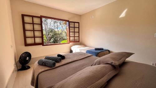 PISCINA AQUECIDA, 5 SUÍTES, trilha privativa até o riacho, Wi-fi, estacionamento, ampla área externa cercada de natureza exuberante - 200m do vilarejo客房内的一张或多张床位