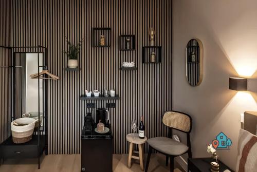 een kamer met een zwart-witte gestripte muur bij Bright King Room with Shared Bathroom at Amsterdam Zuid in Amsterdam