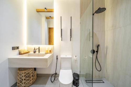 Koupelna v ubytování Cascade 6 - Ubud Vibes - New 1BR Apartment with Nature View