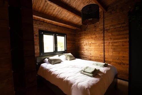 een slaapkamer met een groot bed in een houten kamer bij NIEUW Bed & Breakfast Puur Poortugaal in Poortugaal