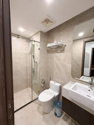 a bathroom with a toilet and a shower and a sink at 1998Homestay Căn hộ 1n1wc city view tiện nghi in An Khê