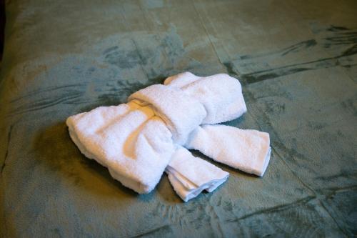 una toalla que está tirada en el suelo en The Tudor Escape Stylish City Centre 3 Bed, en Canterbury