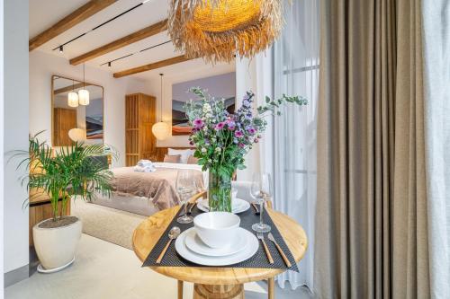 Ένα ή περισσότερα κρεβάτια σε δωμάτιο στο Cascade 7 Modern Tropical Living - 1BR Apartment