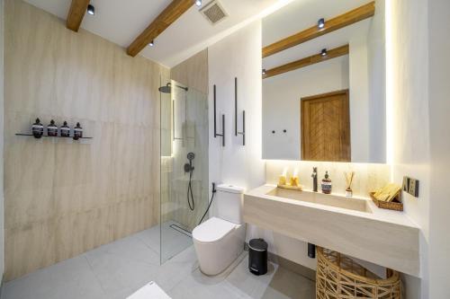 Ένα μπάνιο στο Cascade 7 Modern Tropical Living - 1BR Apartment