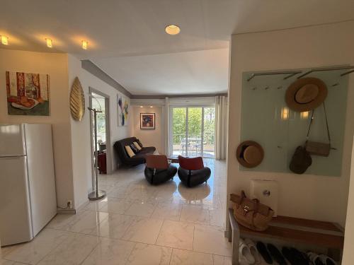 2 BR Apartment in the center of Cannes - 2305