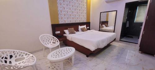 Una cama o camas en una habitación de Hotel O Dev Inn