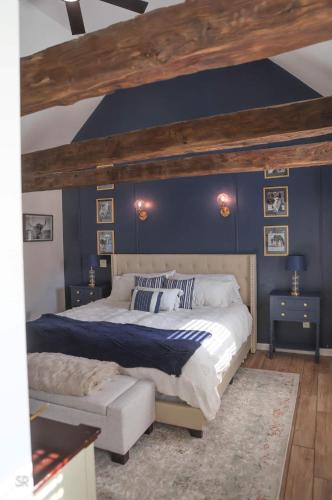 a bedroom with a large bed and blue walls at The Horse Carriage 2 Miles From Foxwoods Casino in Preston