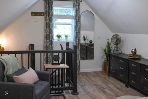 Posezení v ubytování The Horse Carriage 2 Miles From Foxwoods Casino