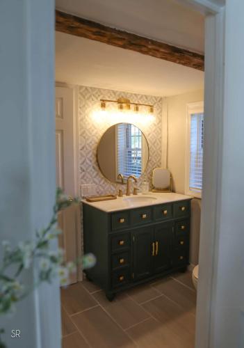a bathroom with a sink and a mirror at The Horse Carriage 2 Miles From Foxwoods Casino in Preston