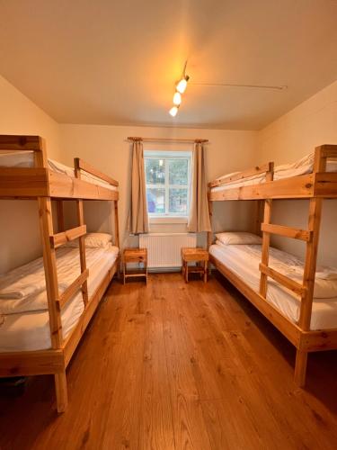 En eller flere senge i et værelse på Kot Guesthouse