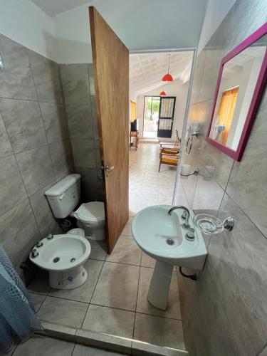 Un baño con lavabo e inodoro en Casa de verano Marcos Lopez, en Villa Cura Brochero