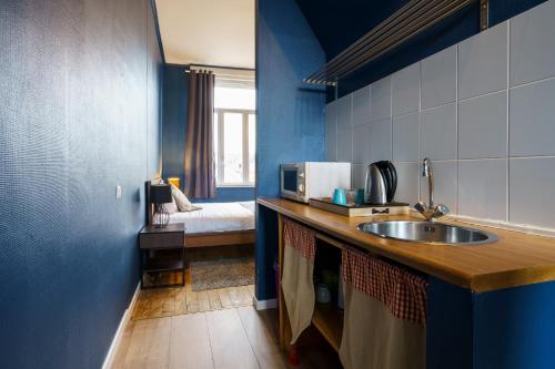 Postel nebo postele na pokoji v ubytování The Canal View Suites