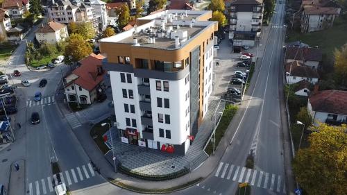una vista aérea de un edificio blanco en una calle de la ciudad en Stan na dan TowerLife Gradačac, en Gradačac