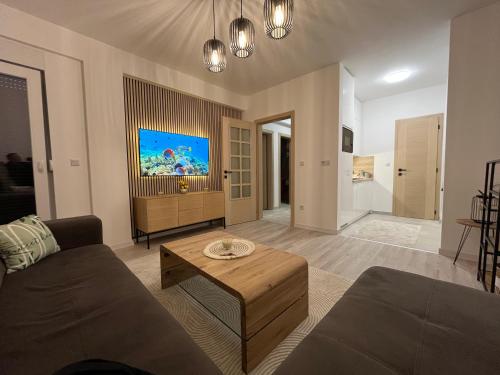 una sala de estar con un sofá y una mesa en Stan na dan TowerLife Gradačac, en Gradačac