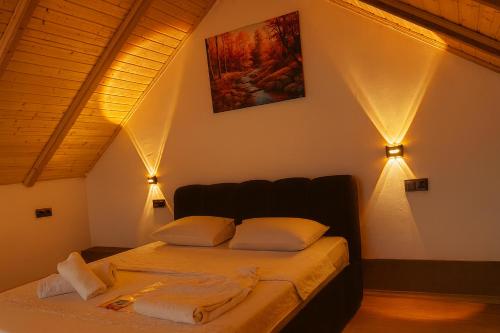 Un pat sau paturi într-o cameră la temuka cottage