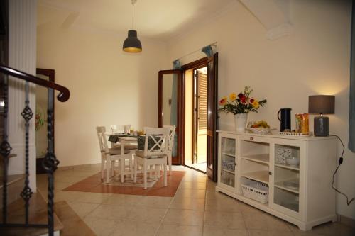 cocina y comedor con mesa y sillas en BnB DonnaLaura, en Carini