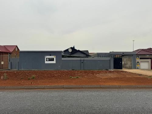 un edificio al costado de una calle en Tseleng Guest House, en Vosloorus