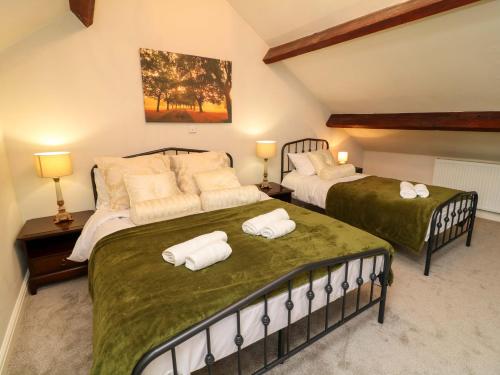 1 Schlafzimmer mit 2 Betten und 2 Lampen in der Unterkunft The Annexe in Hazelwood