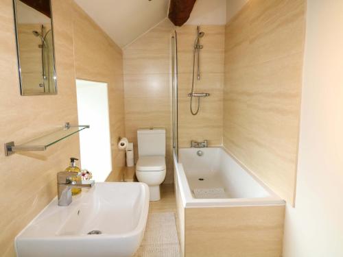 ein Badezimmer mit Badewanne, Toilette und Waschbecken in der Unterkunft The Annexe in Hazelwood