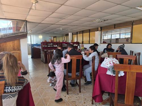 een groep mensen die aan tafels in een restaurant zitten bij Inkas Hotel Cusco in Cuzco