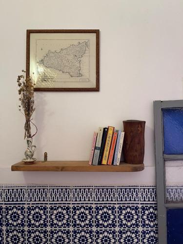 Η βιβλιοθήκη του διαμερίσματος