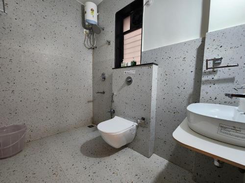 Koupelna v ubytování Stylish 1BHK Escape Candolim - Pool, Balcony, Parking - Near Beach