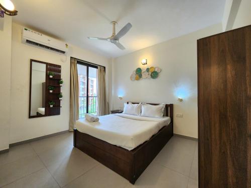 Postel nebo postele na pokoji v ubytování Stylish 1BHK Escape Candolim - Pool, Balcony, Parking - Near Beach