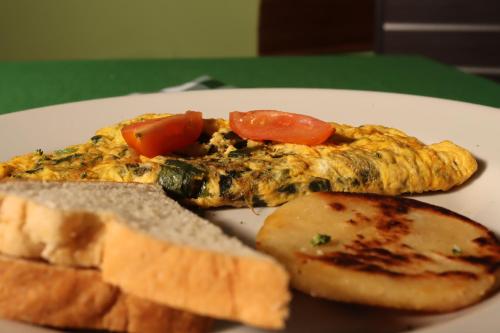 ネイバにあるHotel Vesta Boutiqueの野菜が入った食べ物が載った皿