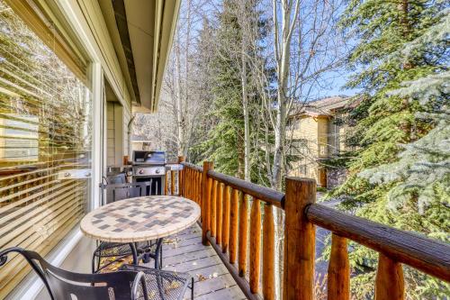 une véranda avec une table et un barbecue dans l'établissement Sun Bird Getaway at River Run B, à Ketchum