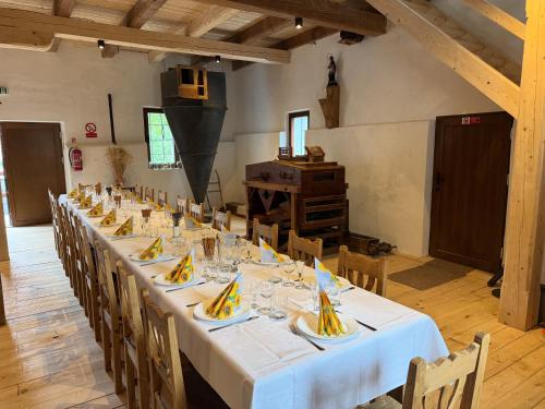 een lange eetkamer met een lange tafel met stoelen bij Fedákov Mlyn in Moldava nad Bodvou