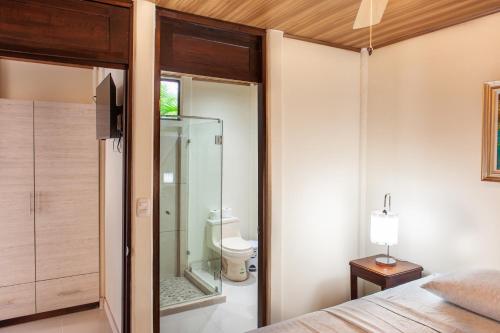 Ένα μπάνιο στο Nosara Beach Cabins