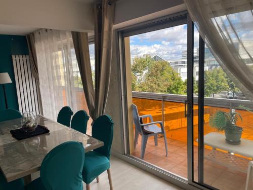 Bel appartement climatisé et spacieux de 100m2 au 3e étage avec ascenseur -A 5mn à pied du parc des expositions congrès de Dijon et ENG et 10mn du centre ville place Parking devant l'immeuble