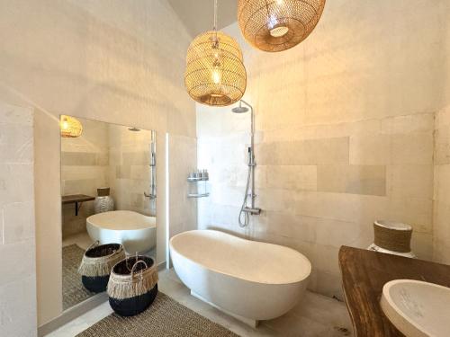 Koupelna v ubytování Artful 2BR Villa w Pool & BBQ